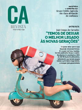 capa ca revista com miudo a andar de triciclo azul 