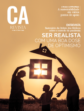 familia a segurar uma casa ao por do sol